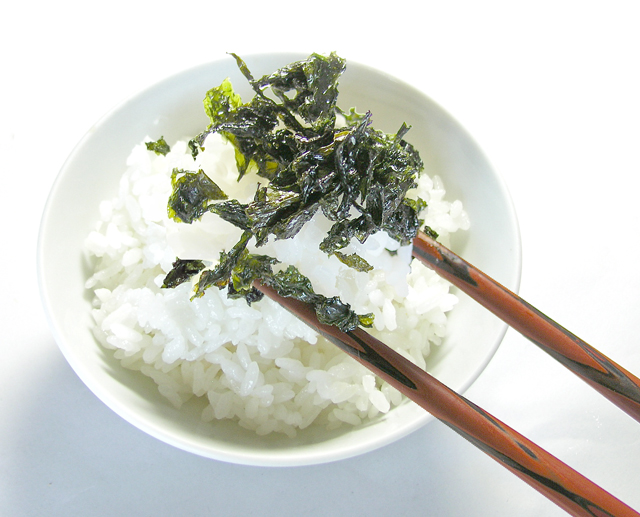 温かいご飯にのせると、海苔と醤油の何とも言えない香りが上ります