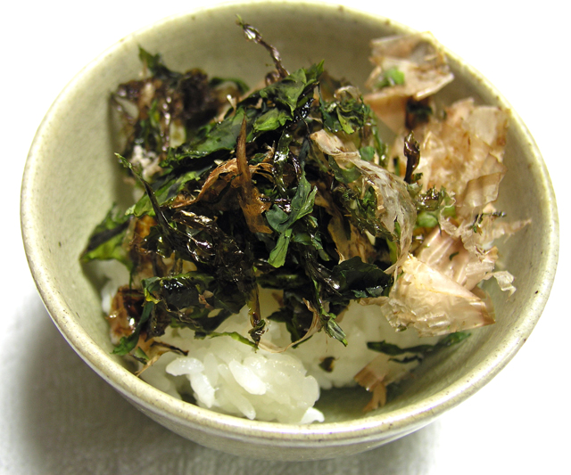 焙ったかしかめに、鰹節と醤油、砂糖少々を混ぜたものが載っています。