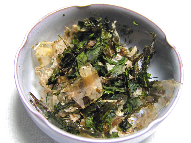 焙ったかしかめに、鰹節と醤油、少しの砂糖を混ぜます。これをご飯に載せます