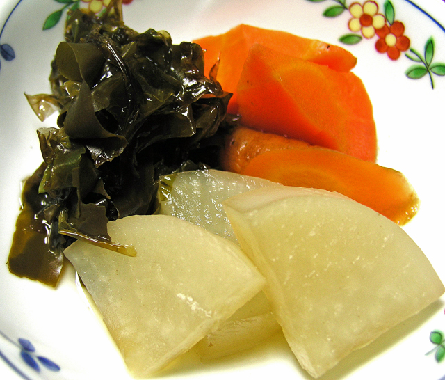 水で戻したかしかめのりと季節の野菜の炊き合わせ