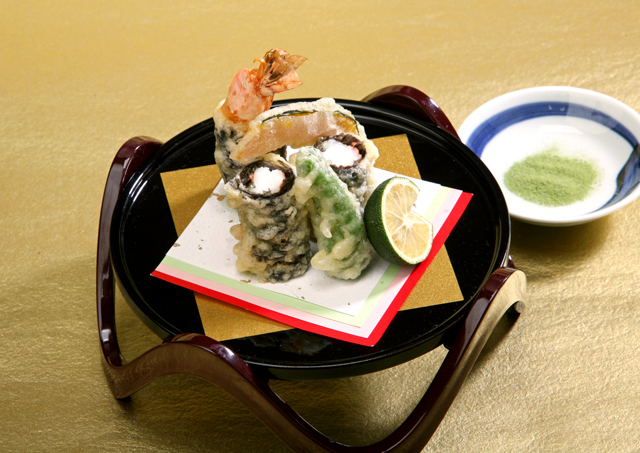 海老に十六島海苔を巻き、天ぷらにしました。